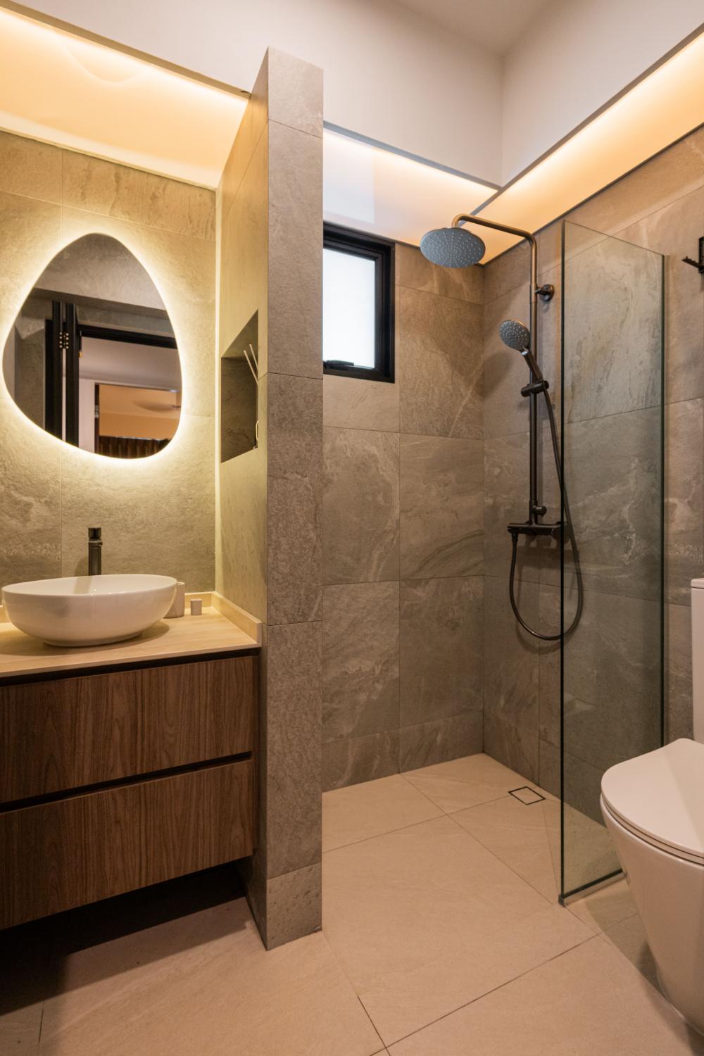 Modern Bathroom with Mirror and Bathroom Sinks