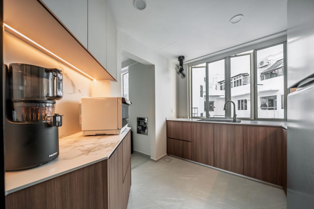 Contemporary Kitchen with Cupboard and Breakfast Counter
