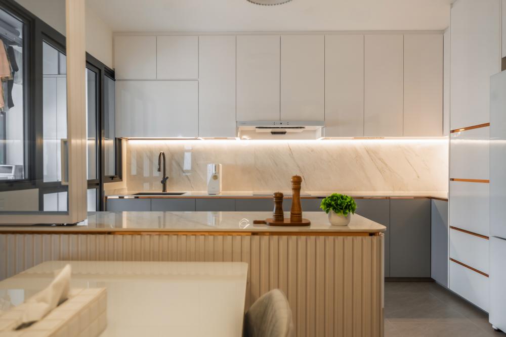 Contemporary Kitchen with Open Kitchen and Breakfast Counter