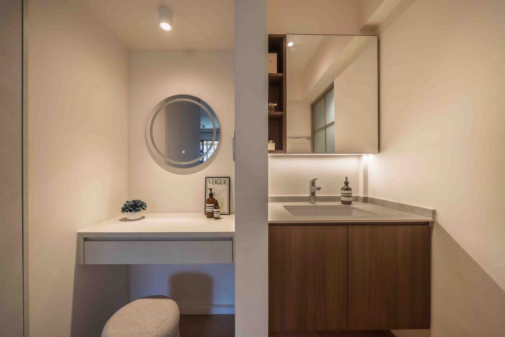 Contemporary Bathroom with Mirror and Bathroom Storage