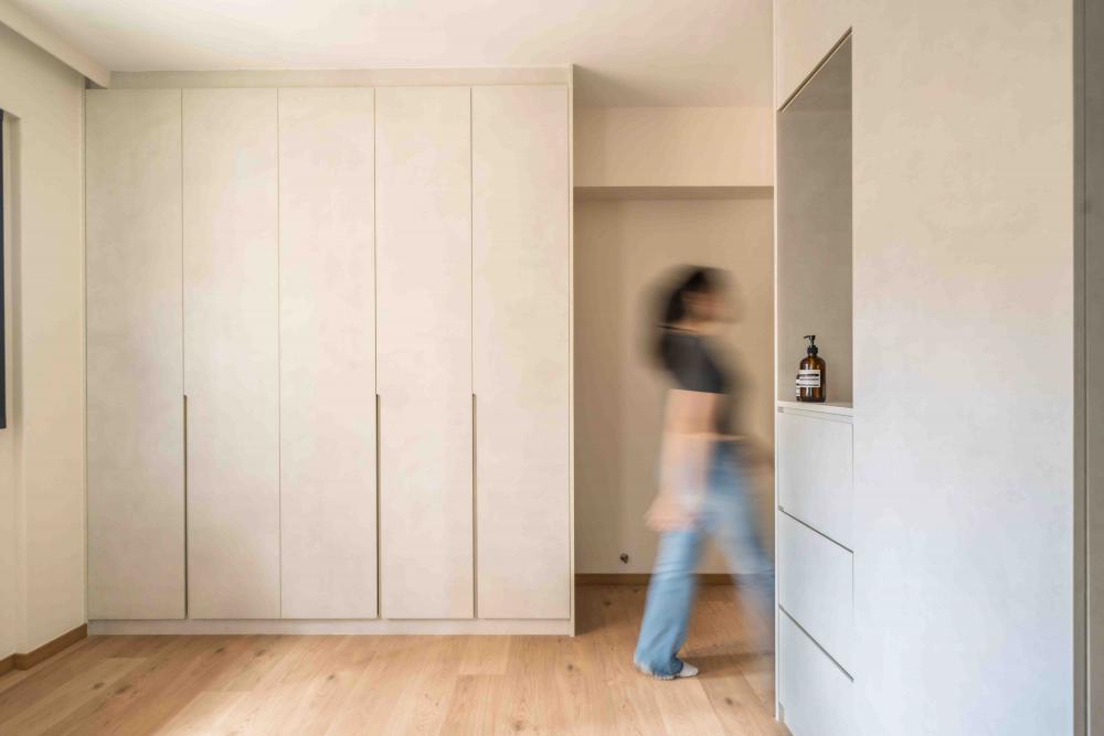 Contemporary Walk-in Wardrobe with Mirror and Wardrobe