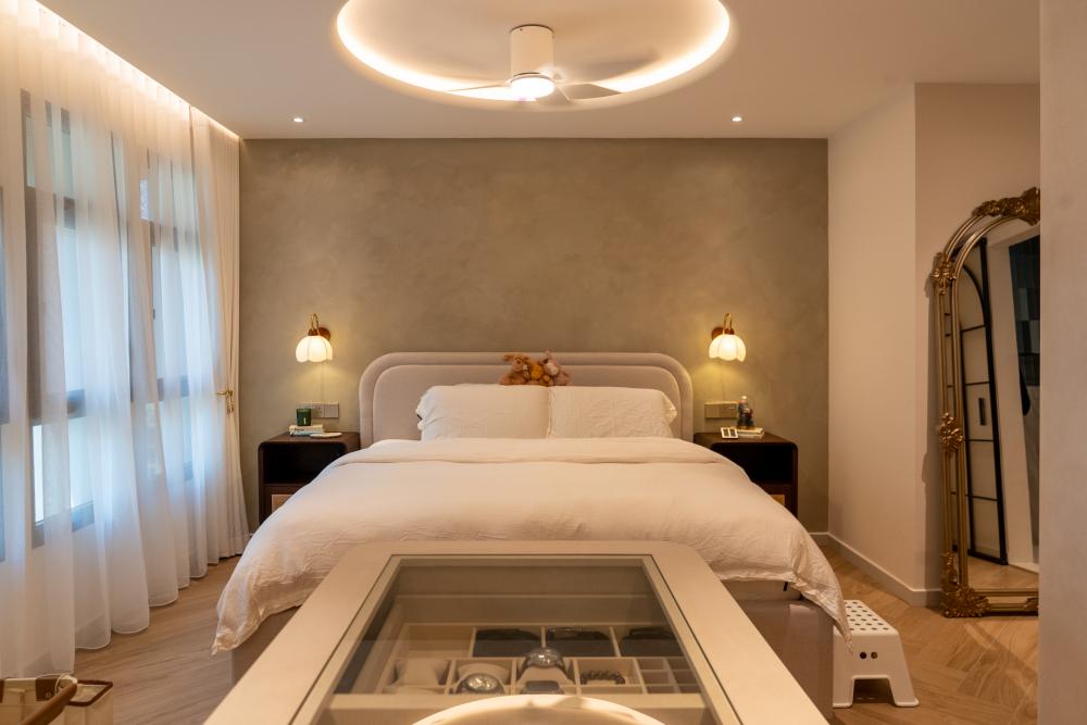 Country Bedroom with Mirror and Cove Lighting
