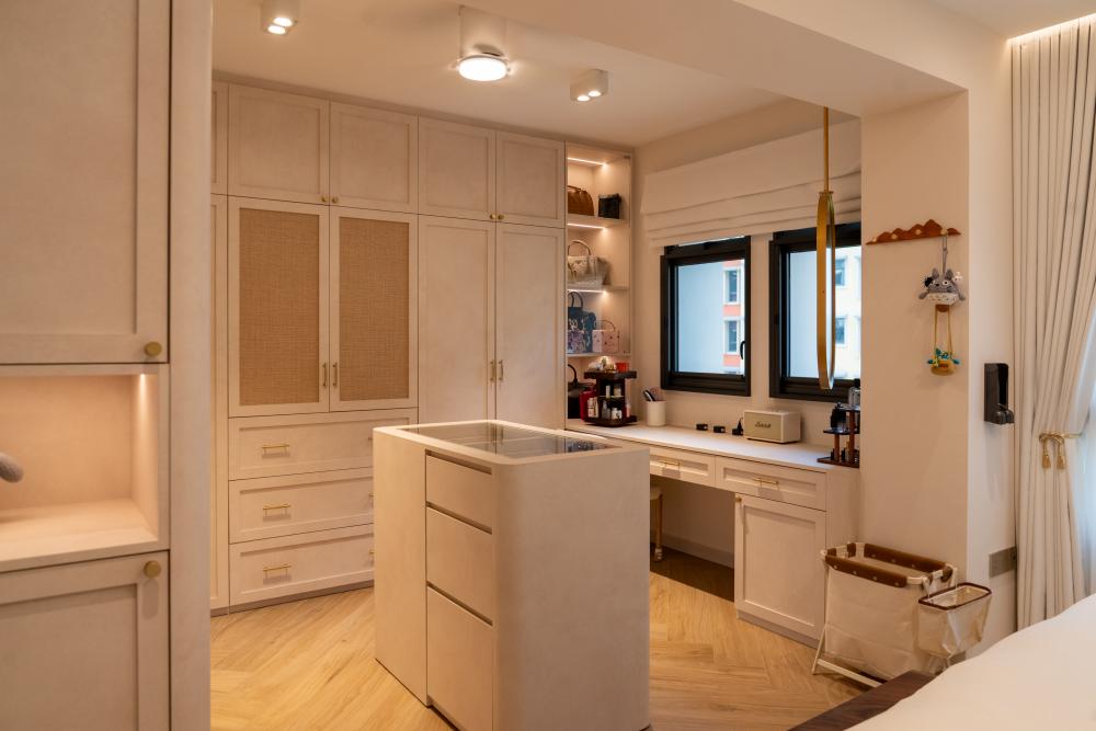 Country Walk-in Wardrobe with Mirror and Wardrobe