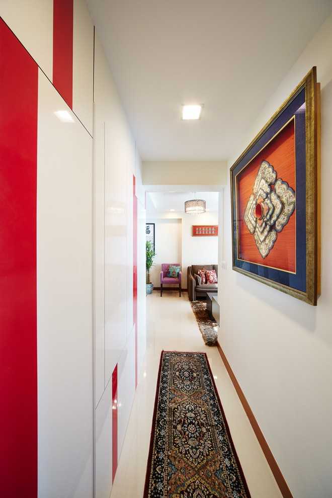 Asian Walk-in Wardrobe with Mirror and Wardrobe
