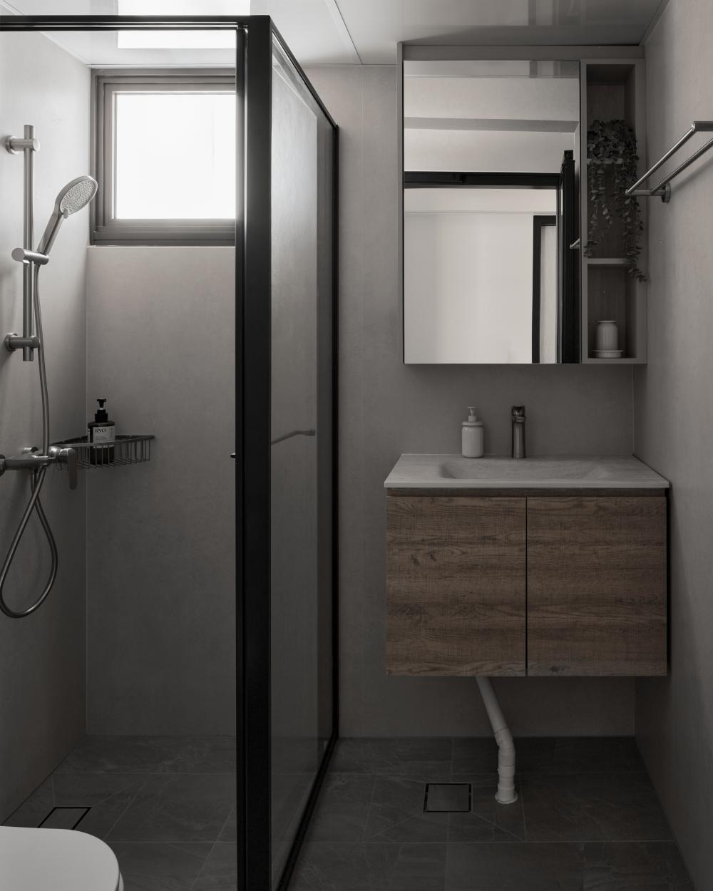 Contemporary Bathroom with Mirror and Bathroom Storage
