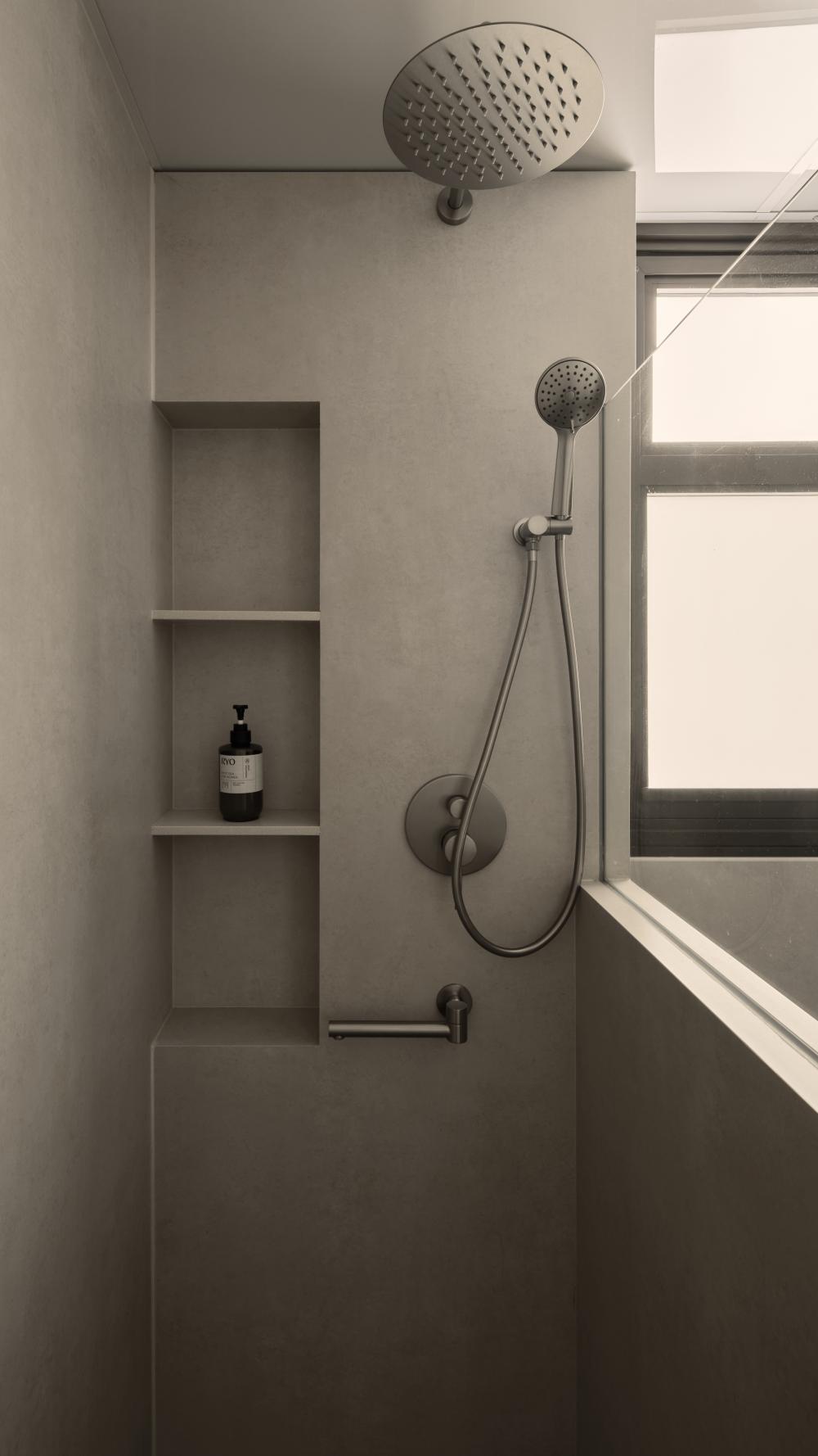 Contemporary Bathroom with Mirror and Rainshower