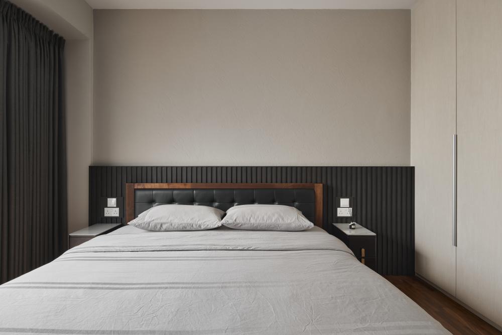 Contemporary Bedroom with Wardrobe and Queen Bed
