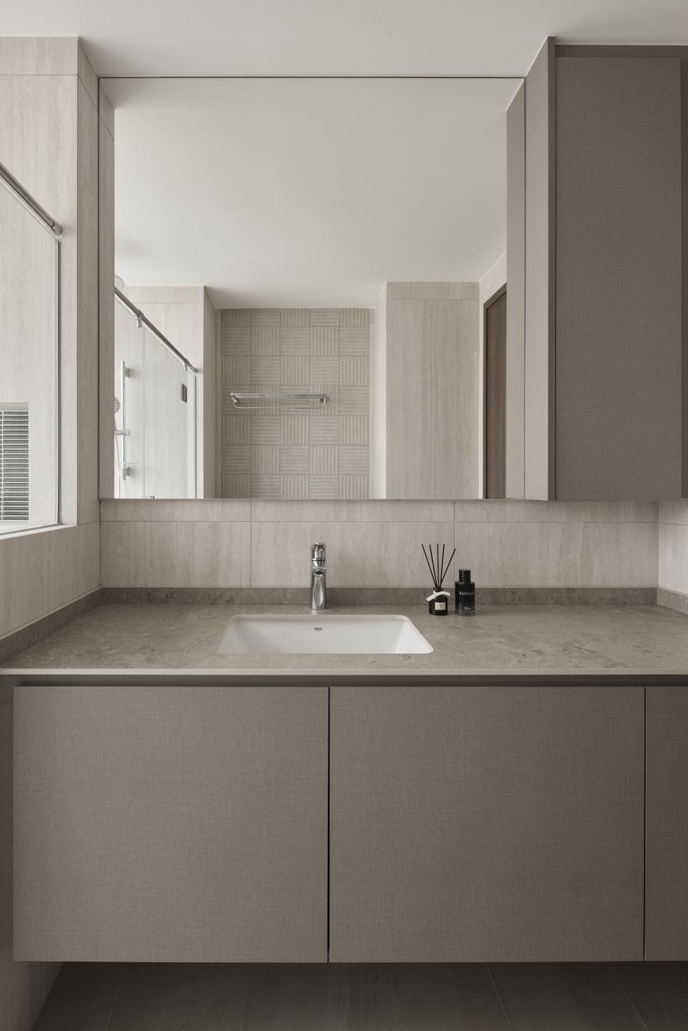 Contemporary Bathroom with Mirror and Bathroom Storage