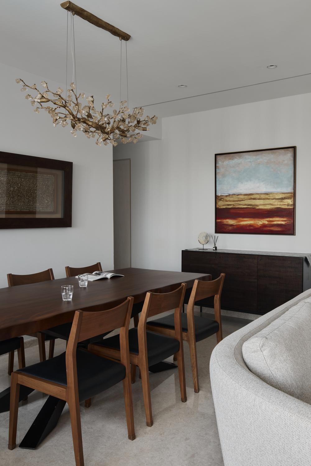 Contemporary Dining Room with Dining Table and Dining Chairs