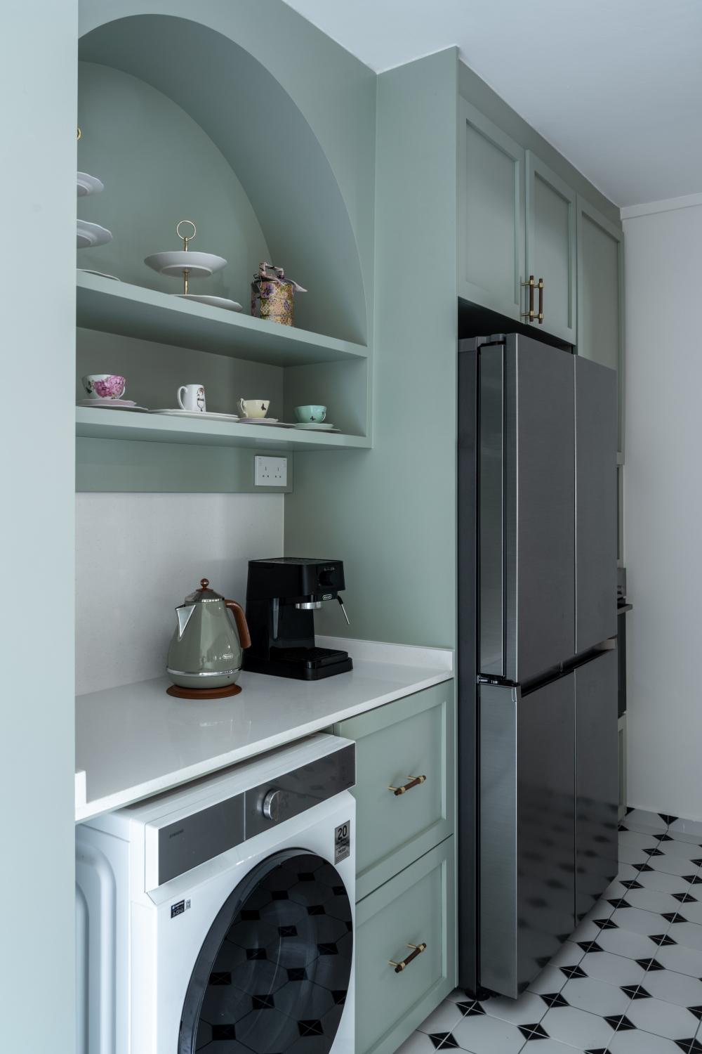 Modern Kitchen with Kitchen Tap and Kitchen Cabinets