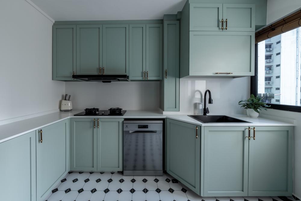 Modern Kitchen with Breakfast Counter and Kitchen Cabinets