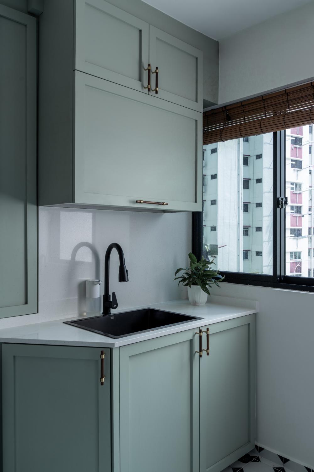 Modern Kitchen with Kitchen Tap and Kitchen Cabinets