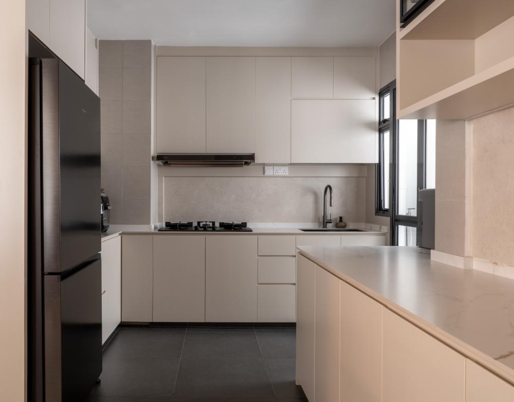 Modern Kitchen with Kitchen Tap and Kitchen Cabinets