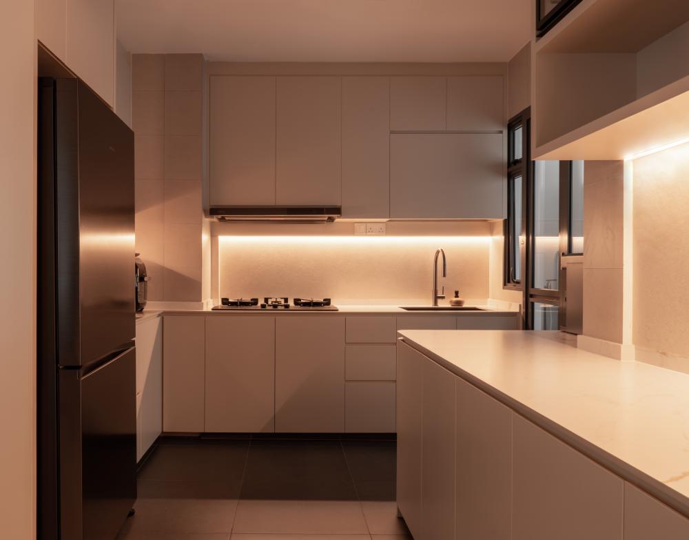 Modern Kitchen with Kitchen Tap and Kitchen Cabinets