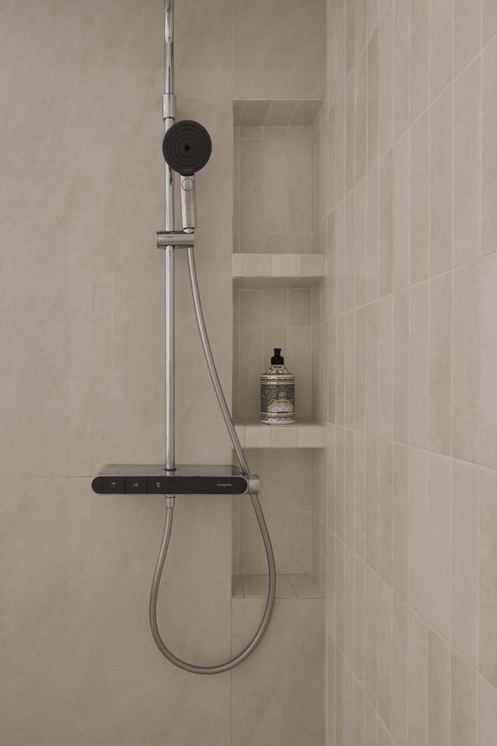 Scandinavian Bathroom with Countertop and Bathroom Storage