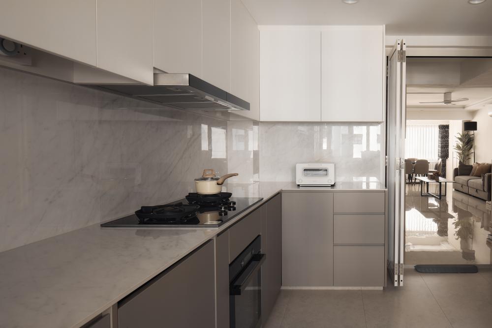 Modern Kitchen with Kitchen Tap and Kitchen Cabinets