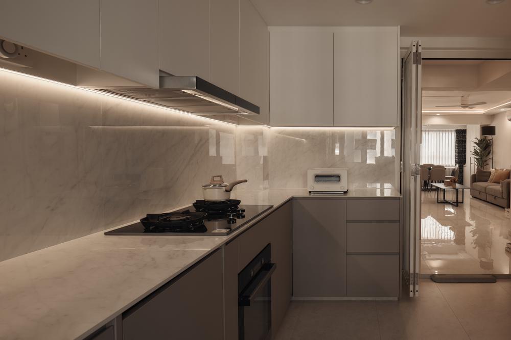 Modern Kitchen with Kitchen Tap and Kitchen Cabinets