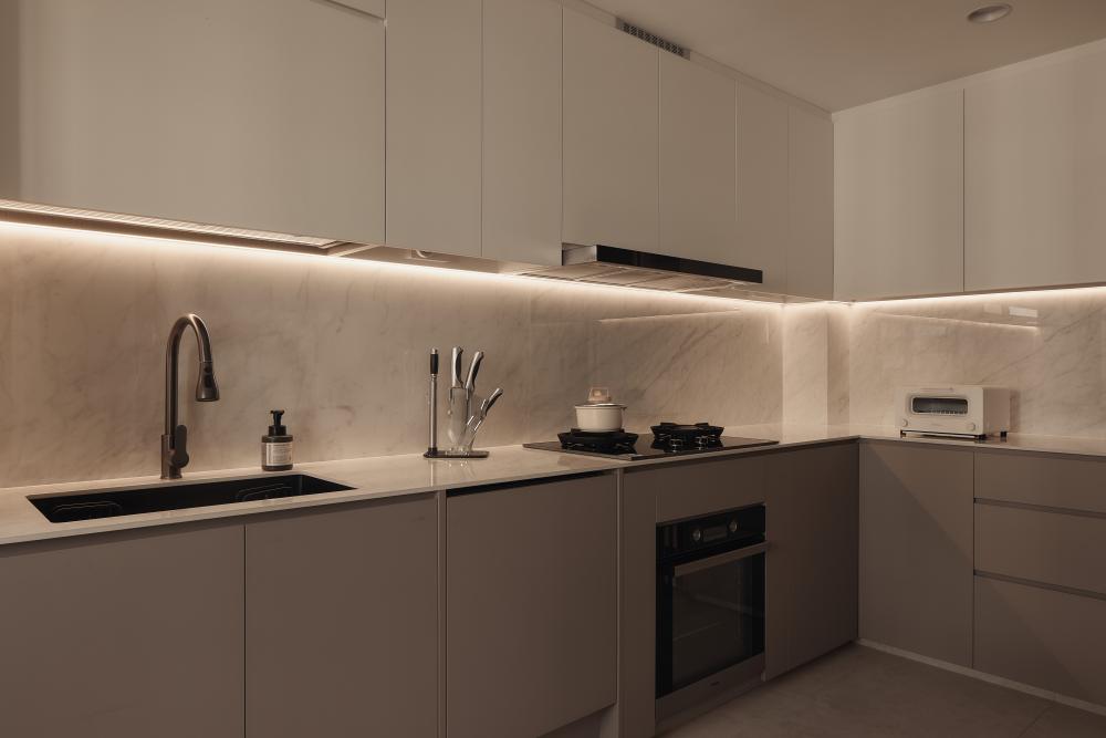 Modern Kitchen with Kitchen Tap and Kitchen Cabinets