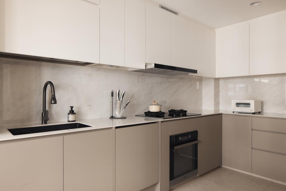 Modern Kitchen with Kitchen Tap and Kitchen Cabinets