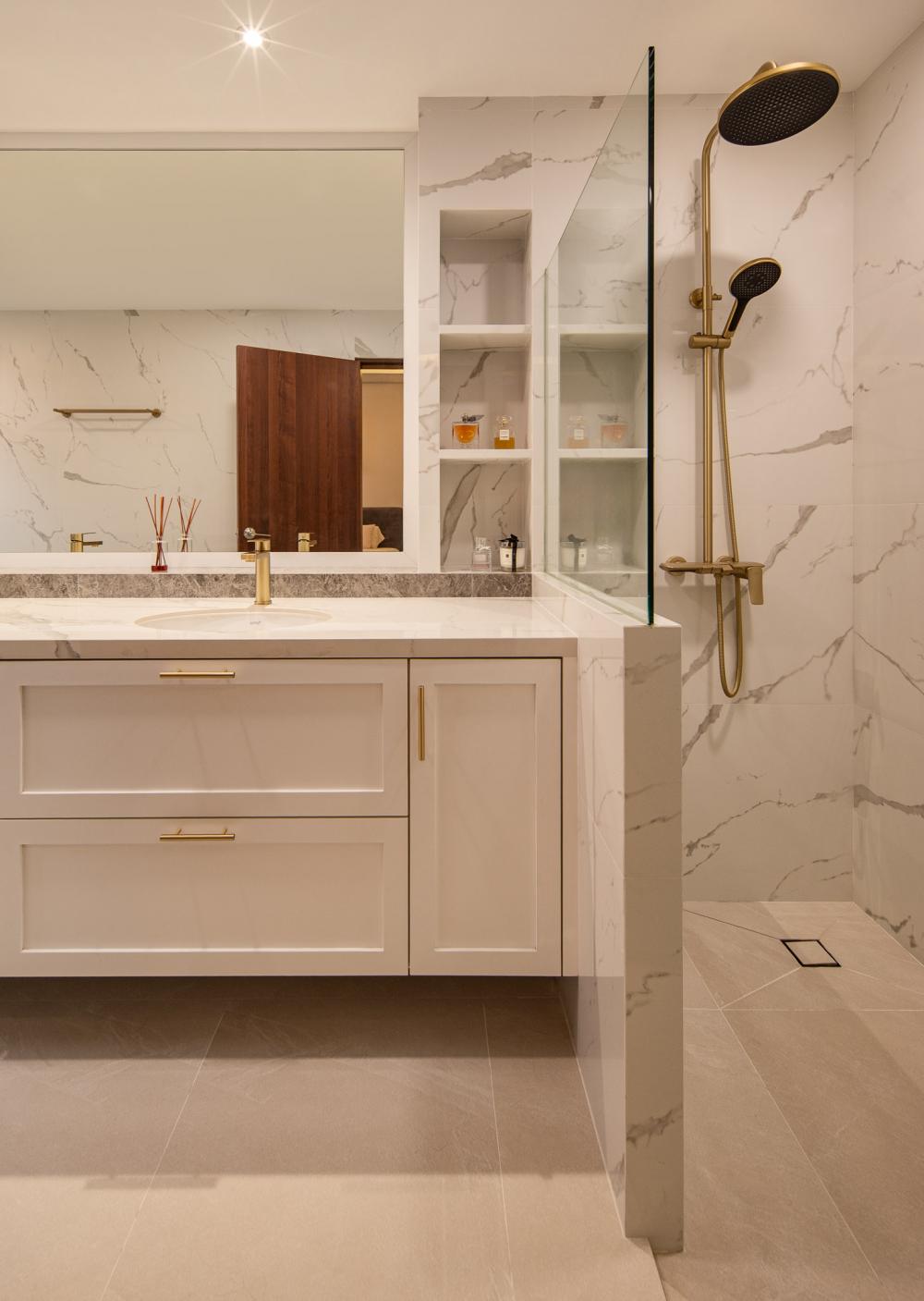 Country Bathroom with Homogeneous Tiles and Mirror