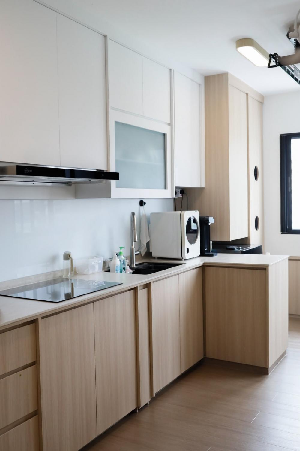 Contemporary Kitchen with Countertop and Vinyl Flooring