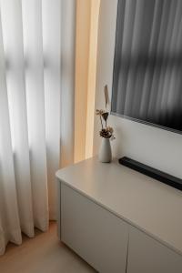 Minimalist Living Room at 441C Bukit Batok West Ave 8