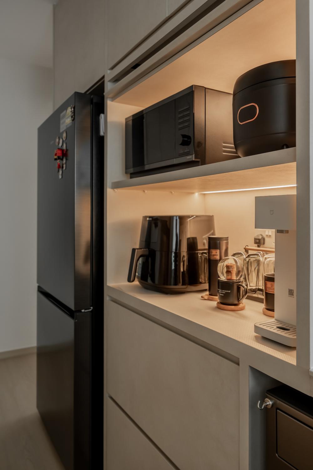 Minimalist Kitchen with Vinyl Flooring and Kitchen Cabinets
