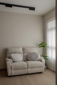 Minimalist Living Room at 441C Bukit Batok West Ave 8