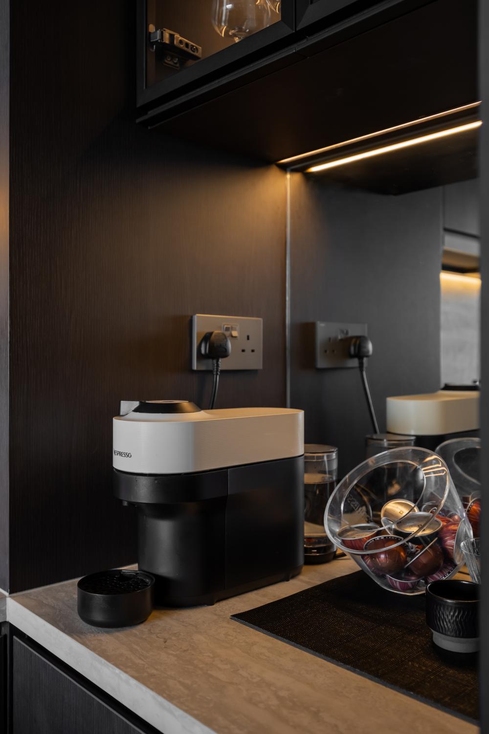 Contemporary Kitchen with Open Kitchen and Breakfast Counter