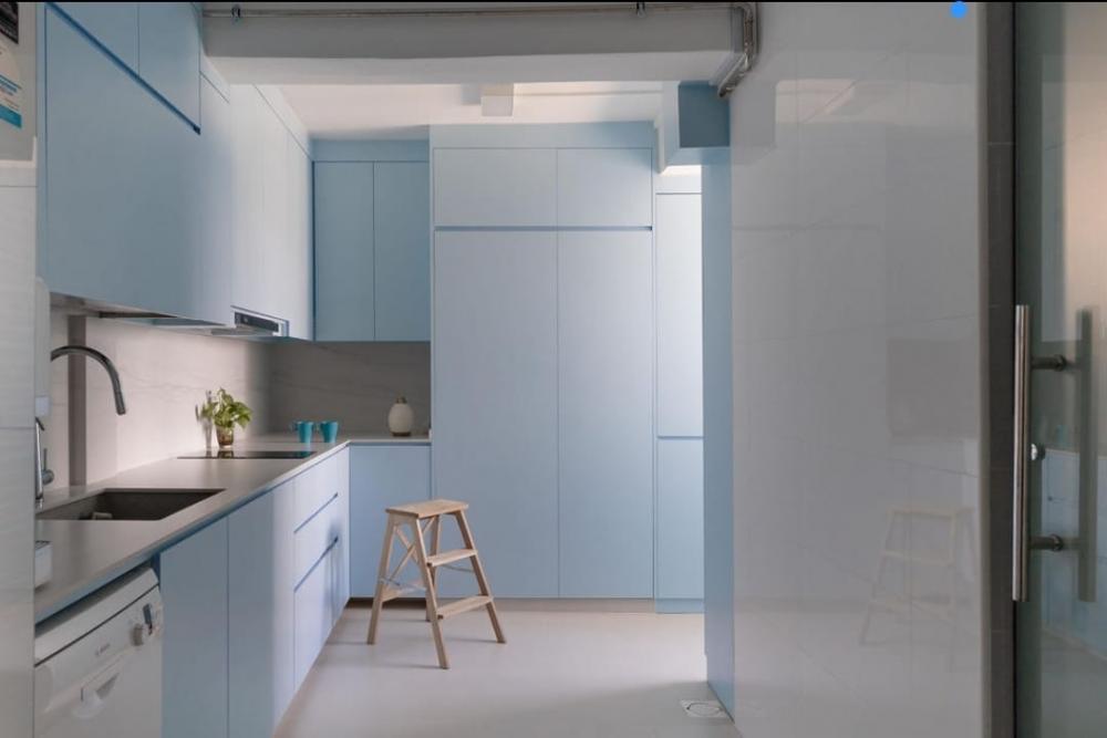 Contemporary Kitchen with Countertop and Breakfast Counter