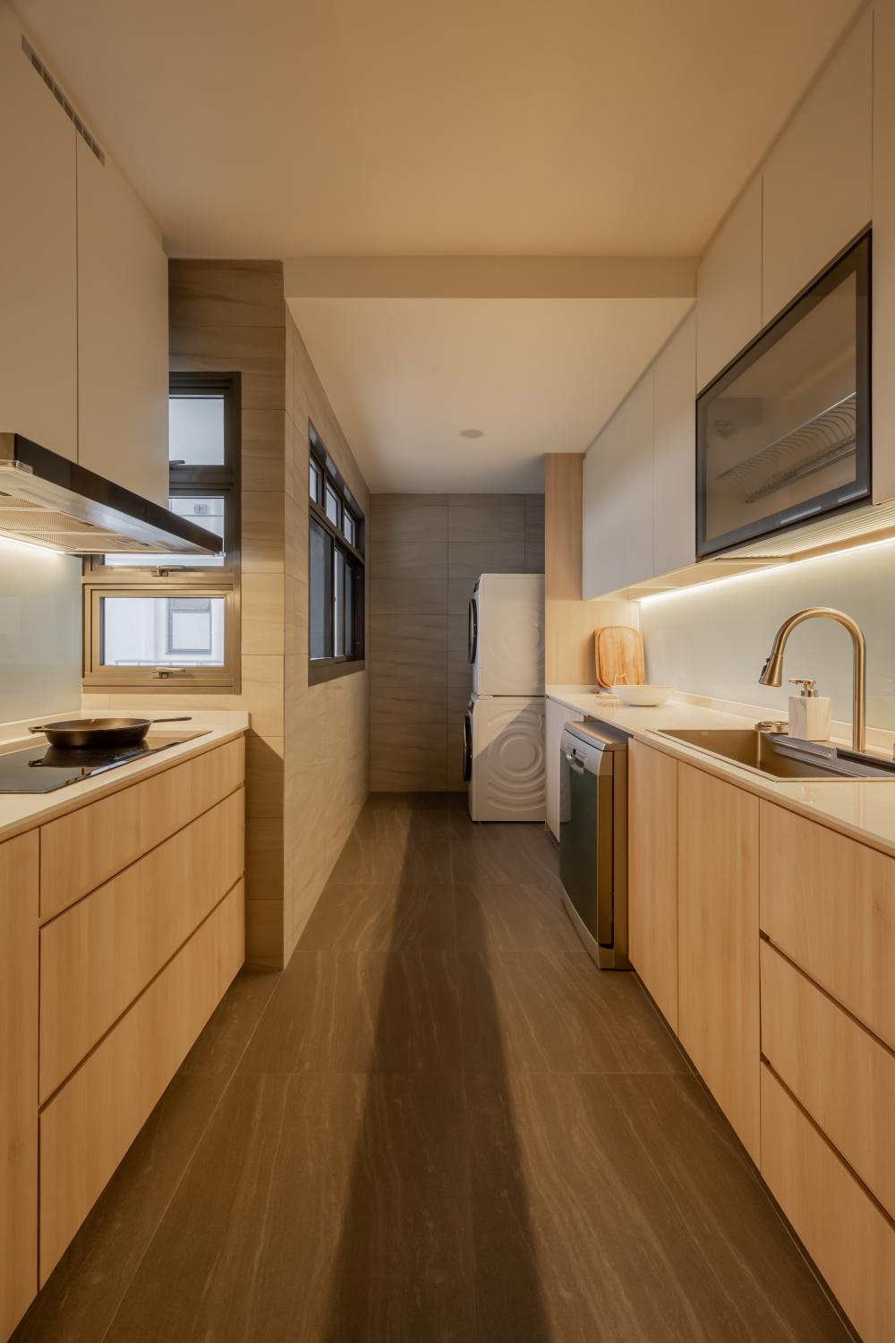 Minimalist Kitchen with Countertop and Homogeneous Tiles