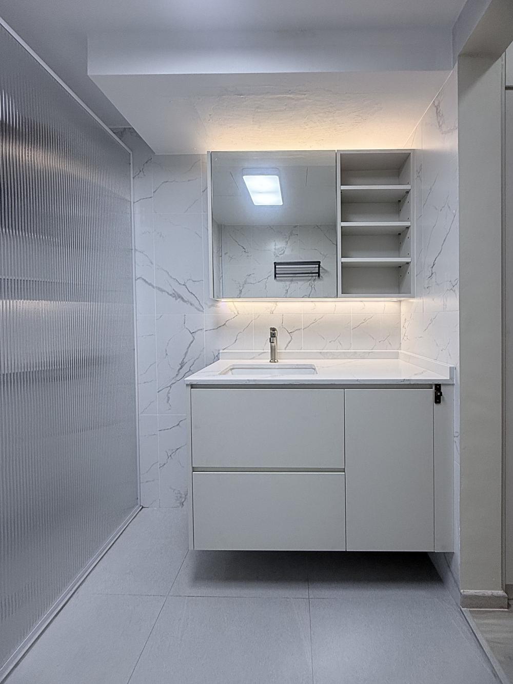 Modern Bathroom with Countertop and Mirror