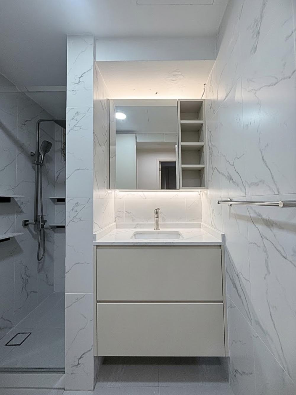 Modern Bathroom with Countertop and Mirror