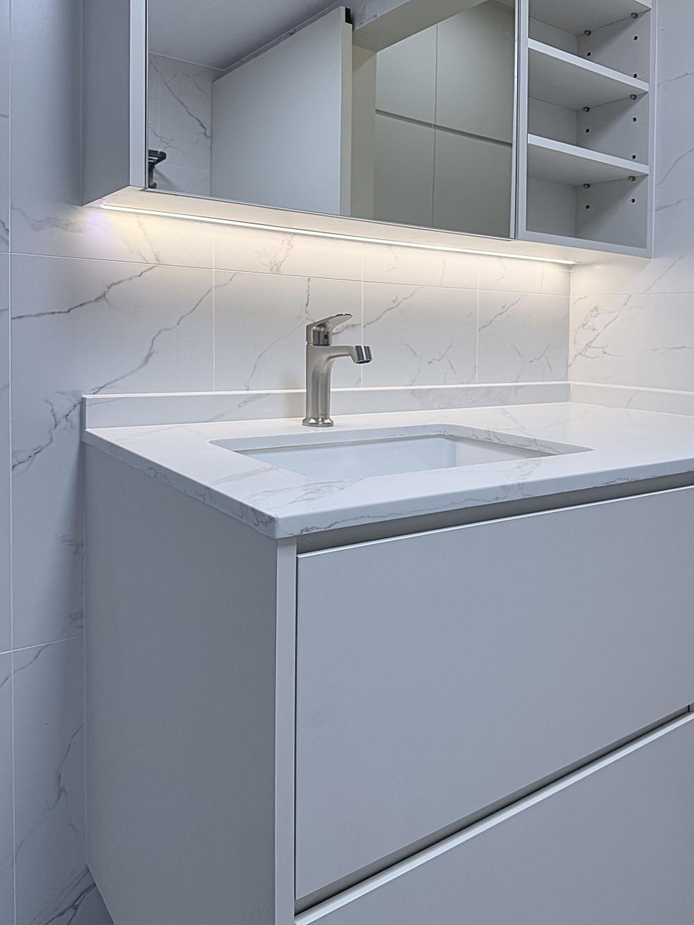 Modern Bathroom with Countertop and Mirror