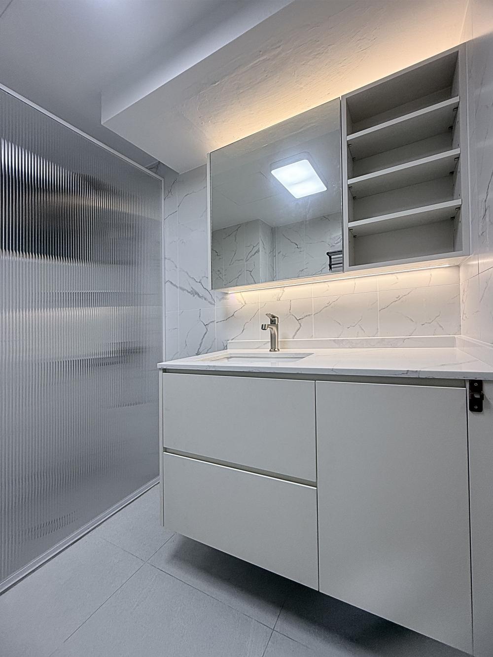 Modern Bathroom with Countertop and Mirror