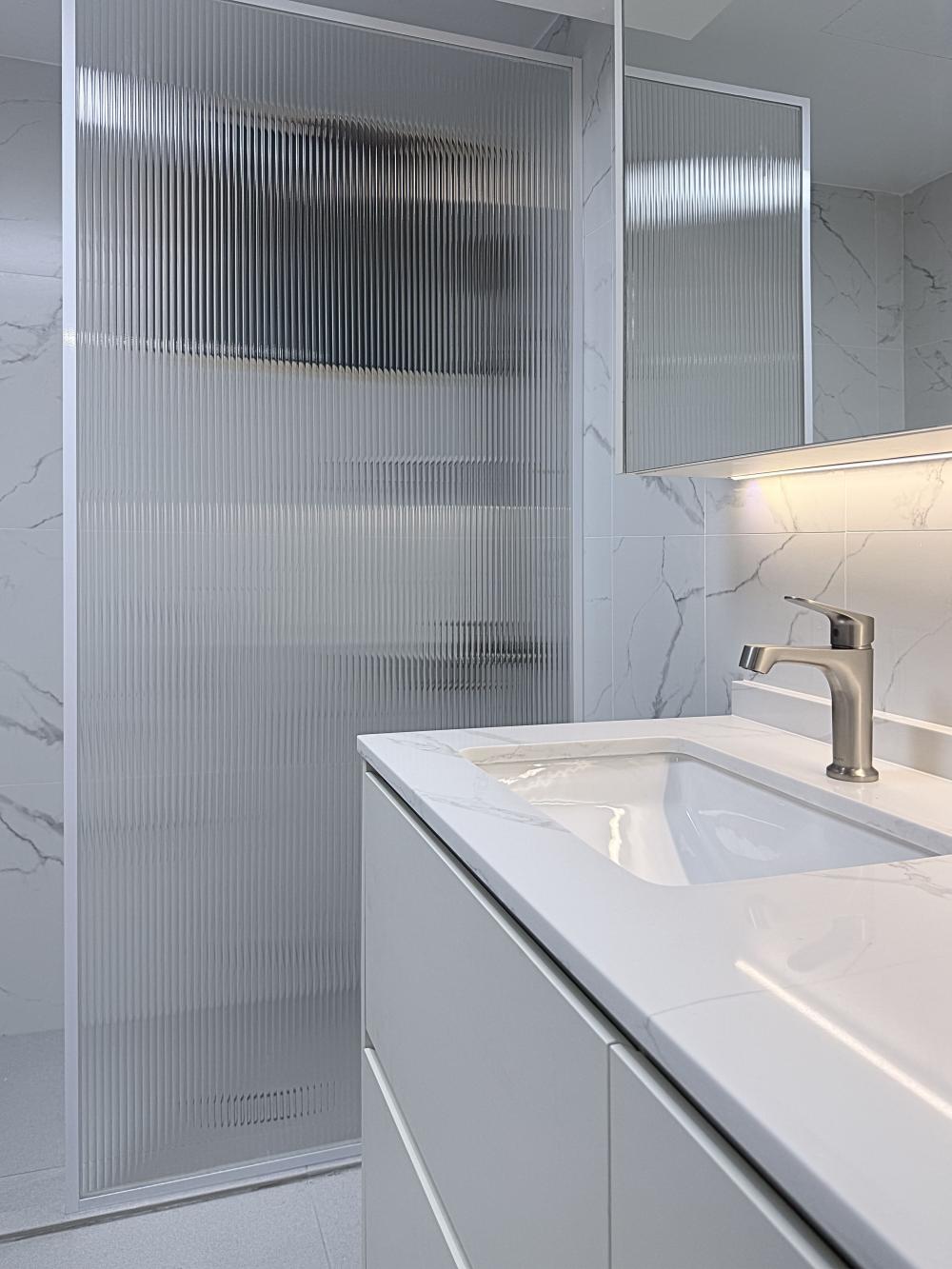 Modern Bathroom with Countertop and Shower Screen