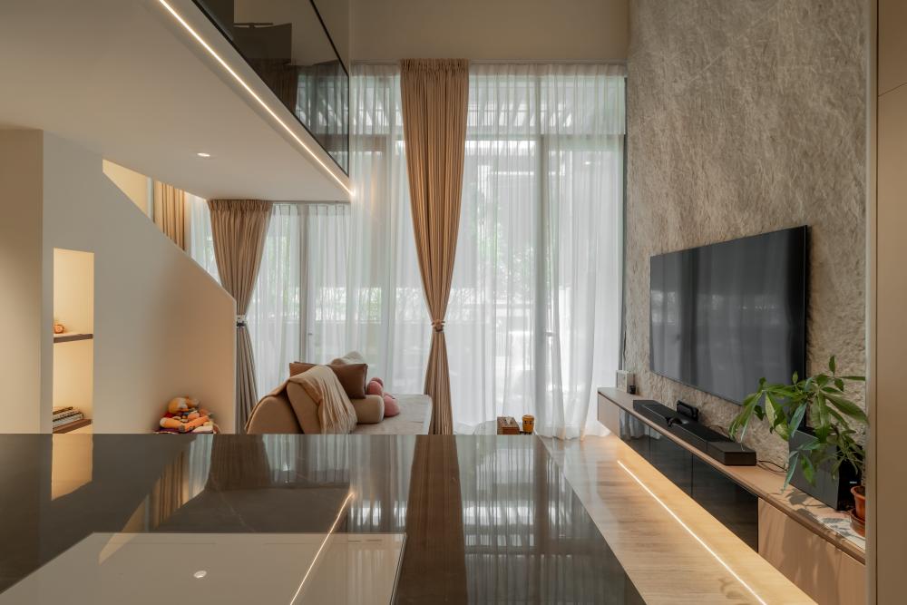 Minimalist Living Room with Homogeneous Tiles and Feature Wall