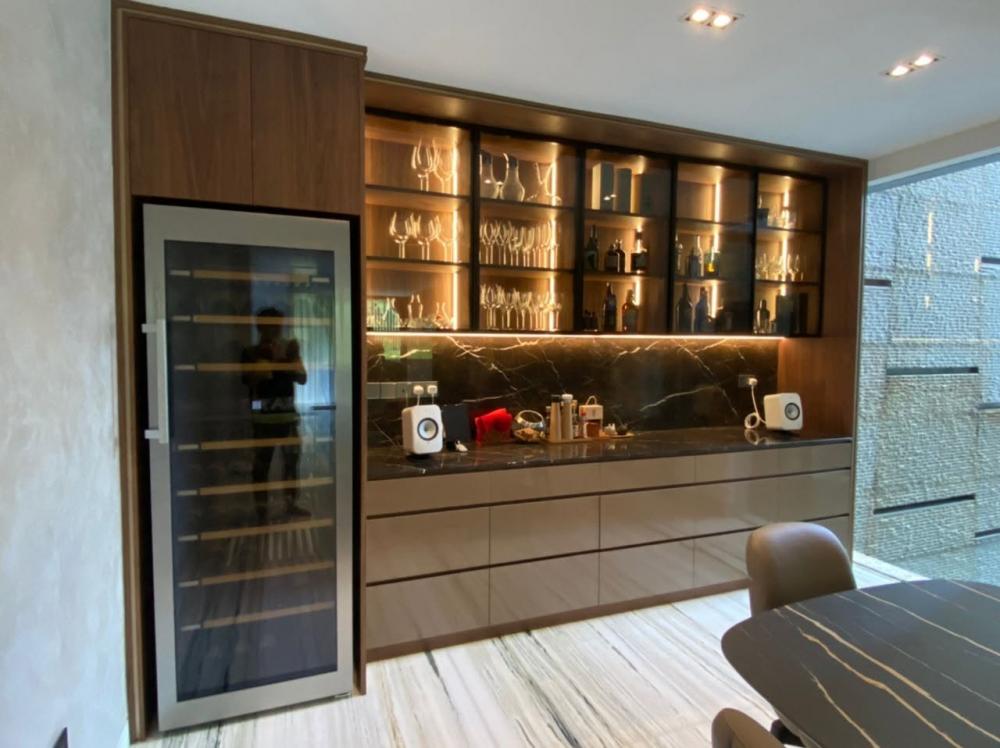 Contemporary Dining Room with Dining Table and Dining Chairs