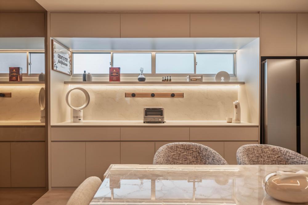 Contemporary Dining Room with Dining Table and Dining Chairs