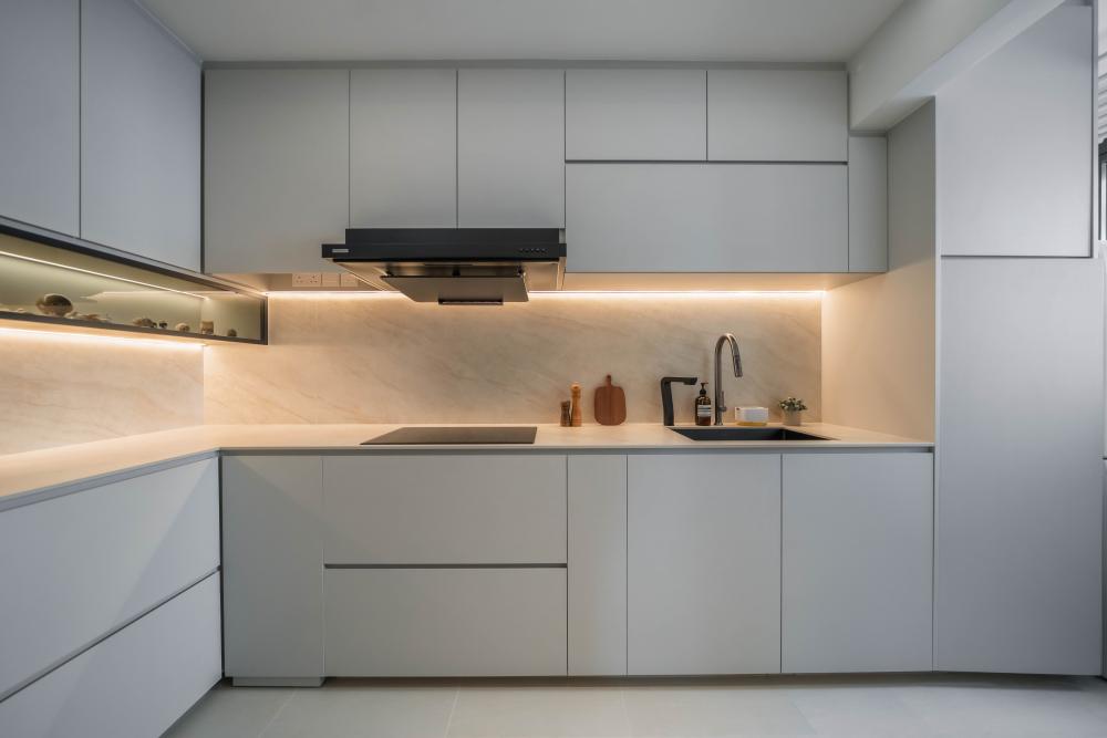 Contemporary Kitchen with Countertop and Kitchen Backsplash