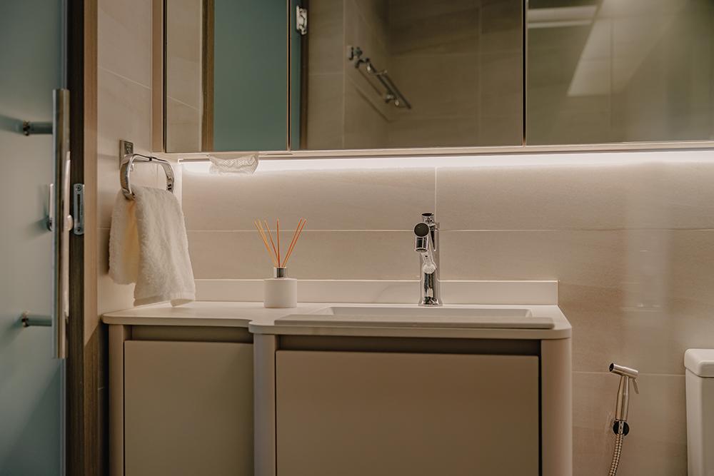 Scandinavian Bathroom with Homogeneous Tiles and Mirror