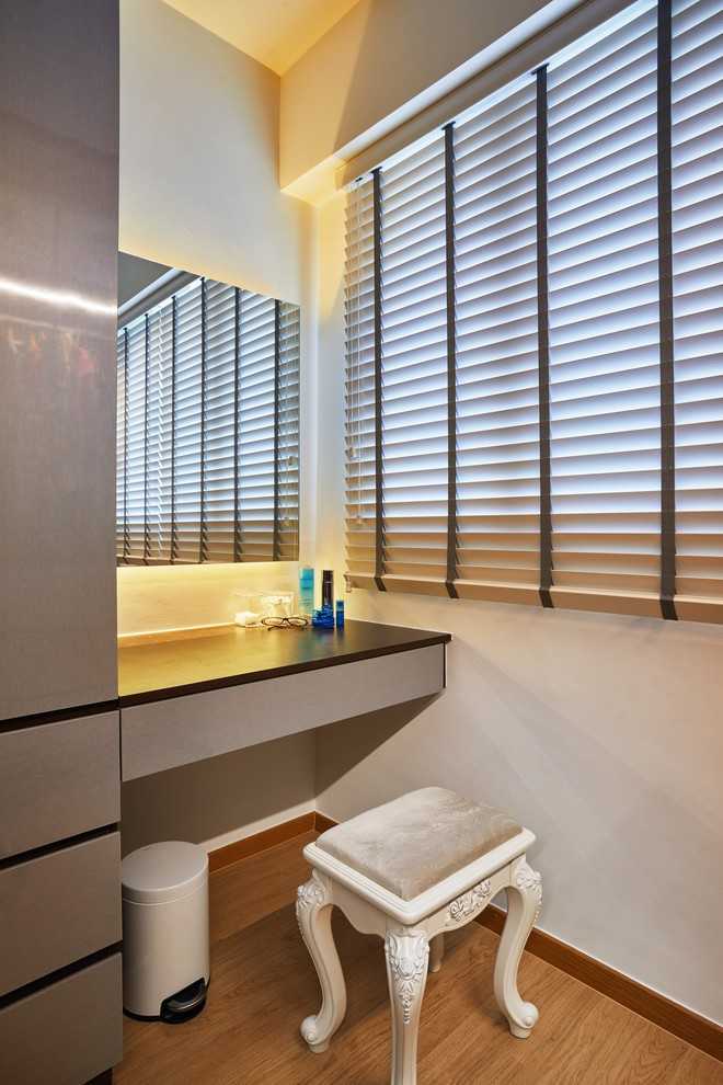 Asian Walk-in Wardrobe with Mirror and Wardrobe
