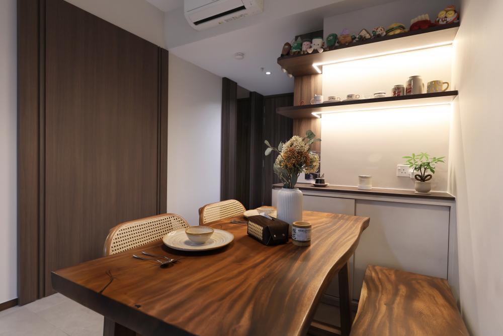 Contemporary Dining Room with Dining Table and Dining Chairs