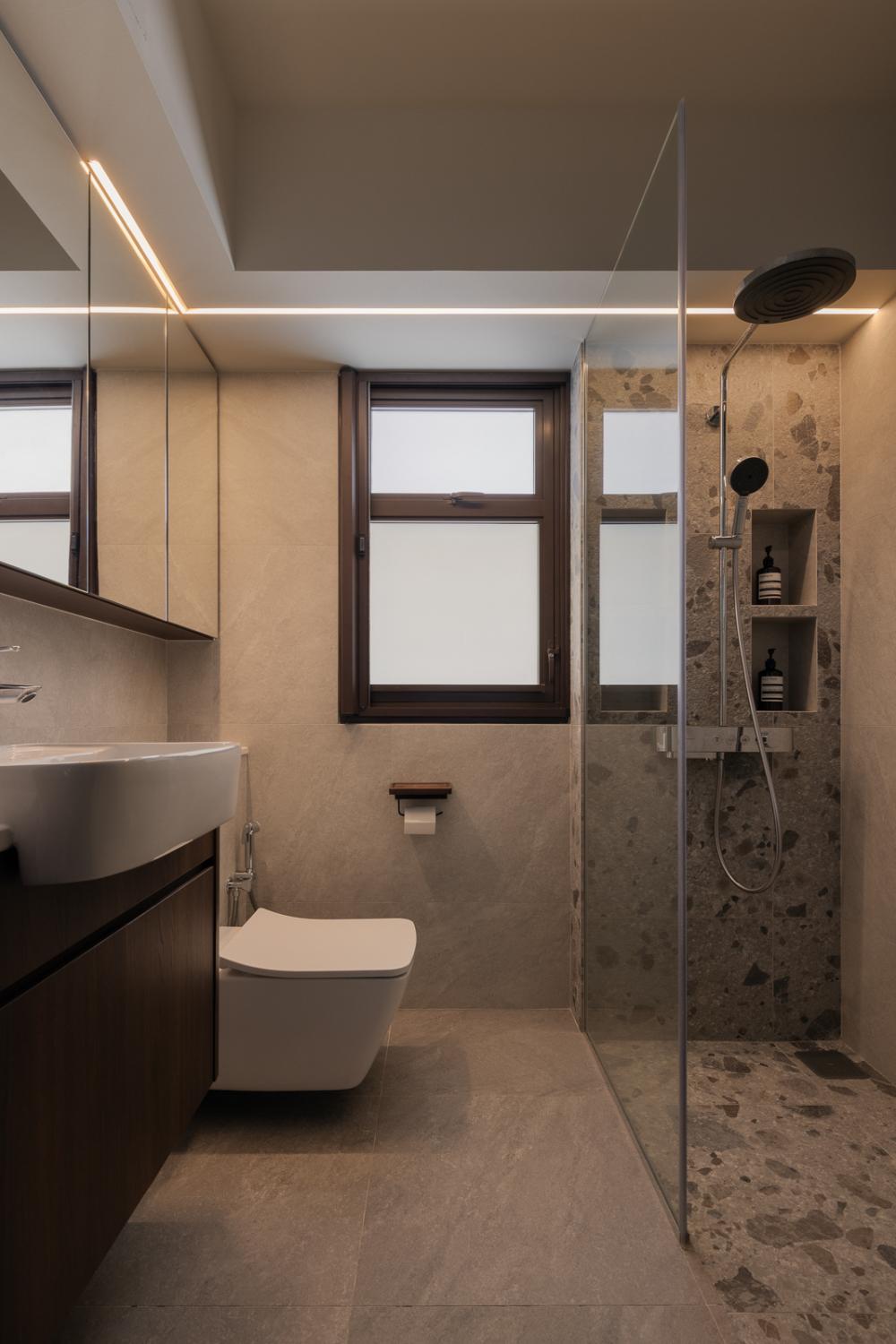Contemporary Bathroom with Homogeneous Tiles and Shower Screen