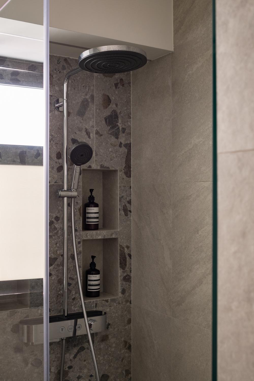 Contemporary Bathroom with Homogeneous Tiles and Shower Screen