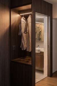 Contemporary Walk-in Wardrobe at Toa Payoh Ridge