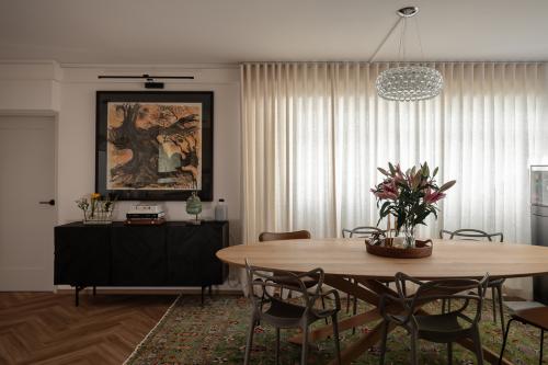 Modern Resale 5-Room HDB by Sennthesis Studio