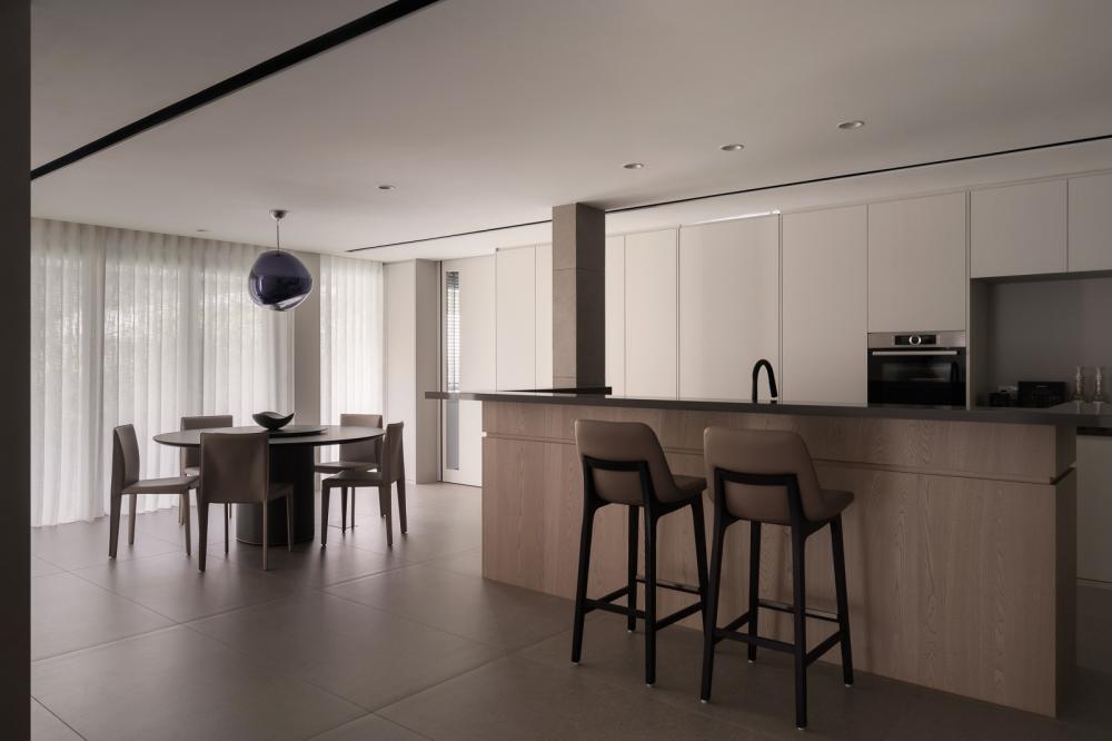 Contemporary Dining Room with Drop Ceiling and Dining Table