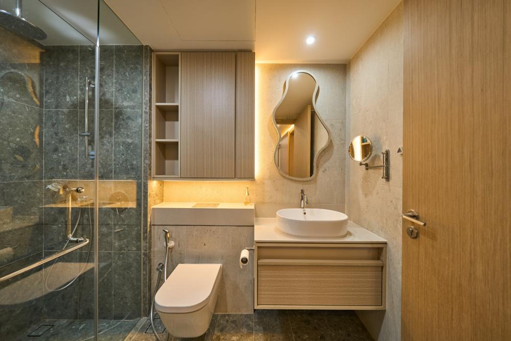 Modern Bathroom with Countertop and Mirror