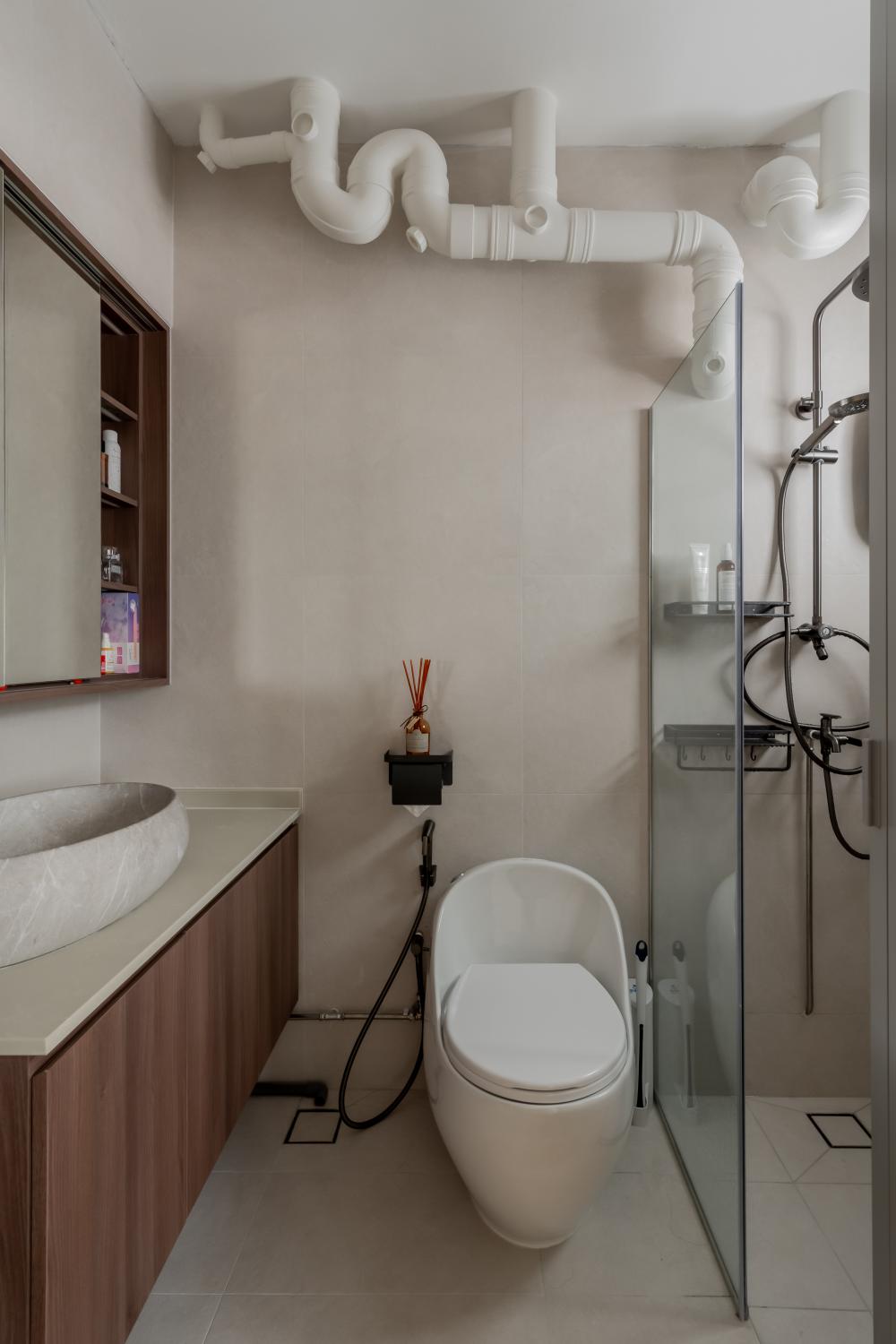 Contemporary Bathroom with Homogeneous Tiles and Shower Screen